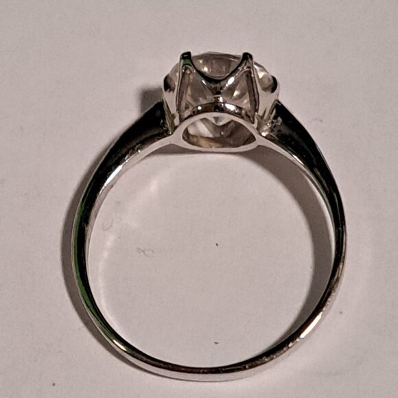 silver chrome color ring with diamond looking stone - Picture 4 of 6